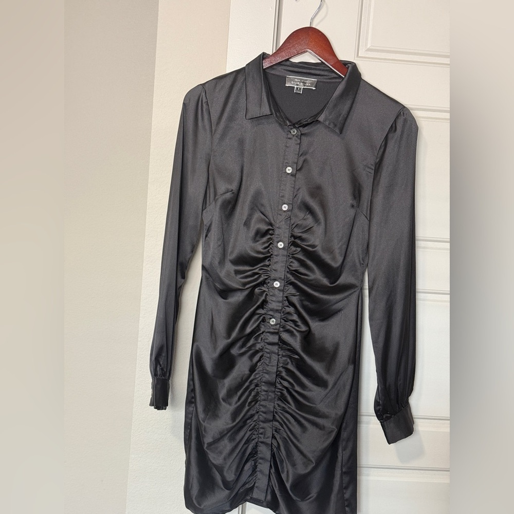 Never worn, little black dress with flattering ruching!